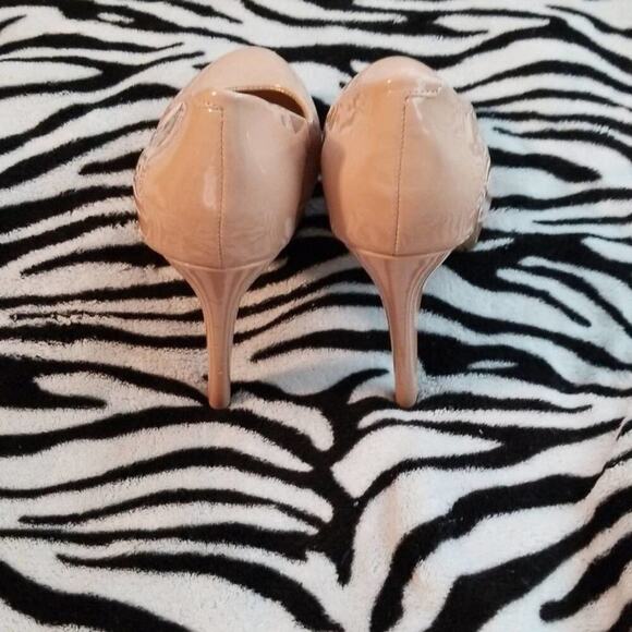 Beige patent round toe platform stilettos - Picture 4 of 4